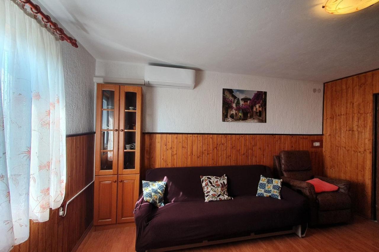 Apartment Mirella For 6 Persons Located In Central Istria Gradinje Екстериор снимка
