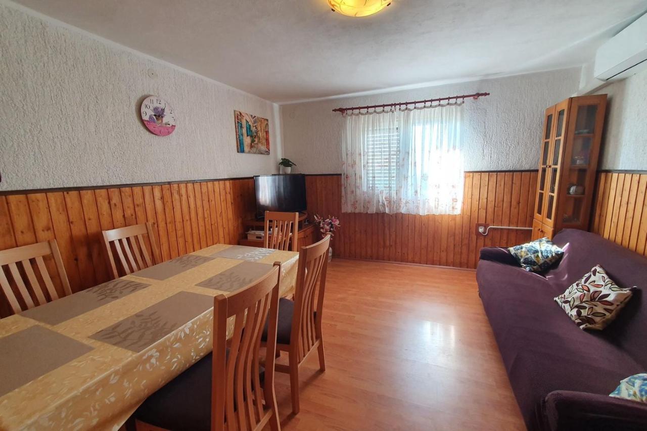 Apartment Mirella For 6 Persons Located In Central Istria Gradinje Екстериор снимка