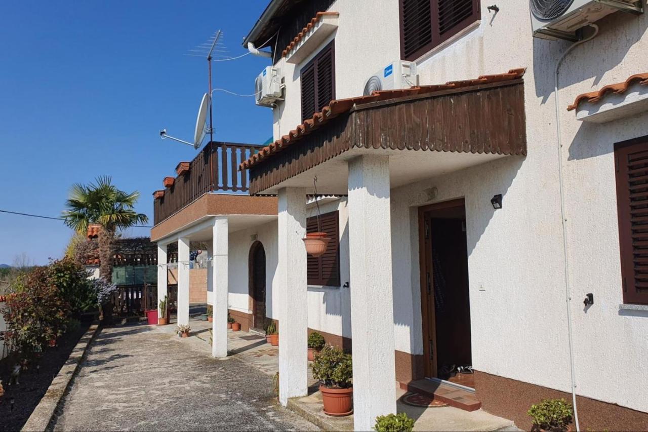 Apartment Mirella For 6 Persons Located In Central Istria Gradinje Екстериор снимка