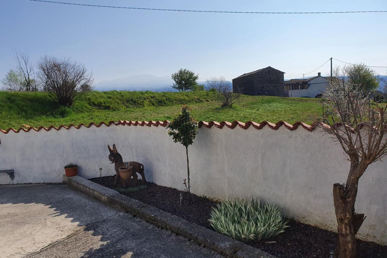 Apartment Mirella For 6 Persons Located In Central Istria Gradinje Екстериор снимка
