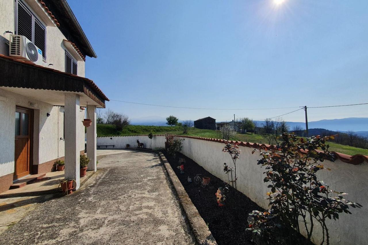 Apartment Mirella For 6 Persons Located In Central Istria Gradinje Екстериор снимка